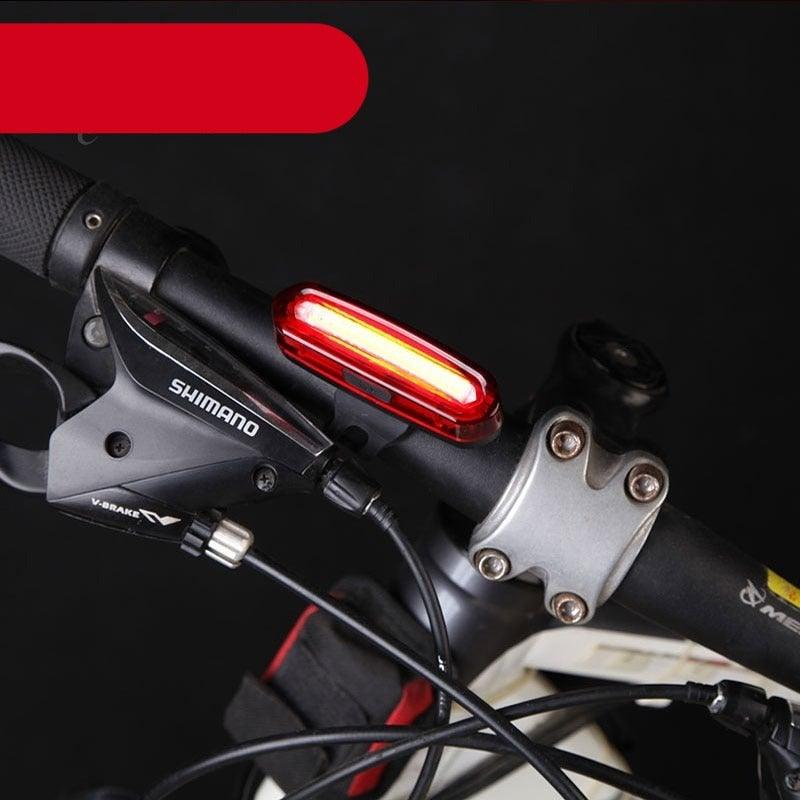Feu arrière de vélo VTT LED USB rechargeable, feu de sécurité, lampe arrière de vélo rouge haute intensité, accessoires LED, compatible avec tous les vélos de route et casques