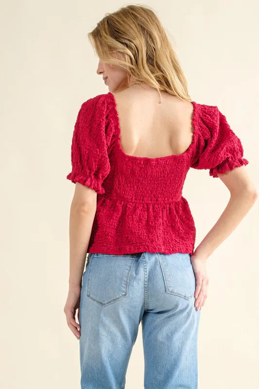 Haut texturé et smocké rouge ravissant