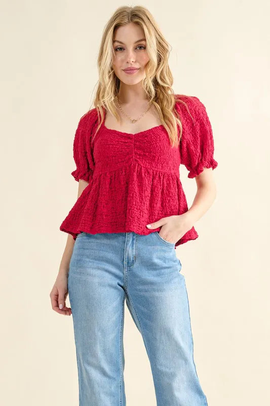 Haut texturé et smocké rouge ravissant