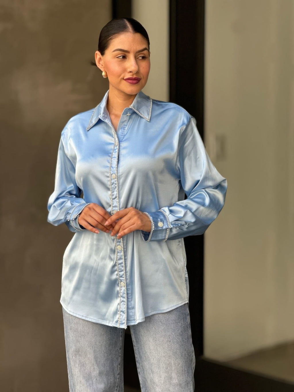 Chemisier en satin boutonné, orné de strass.