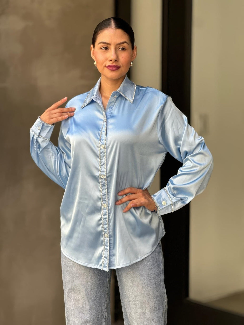 Chemisier en satin boutonné, orné de strass.