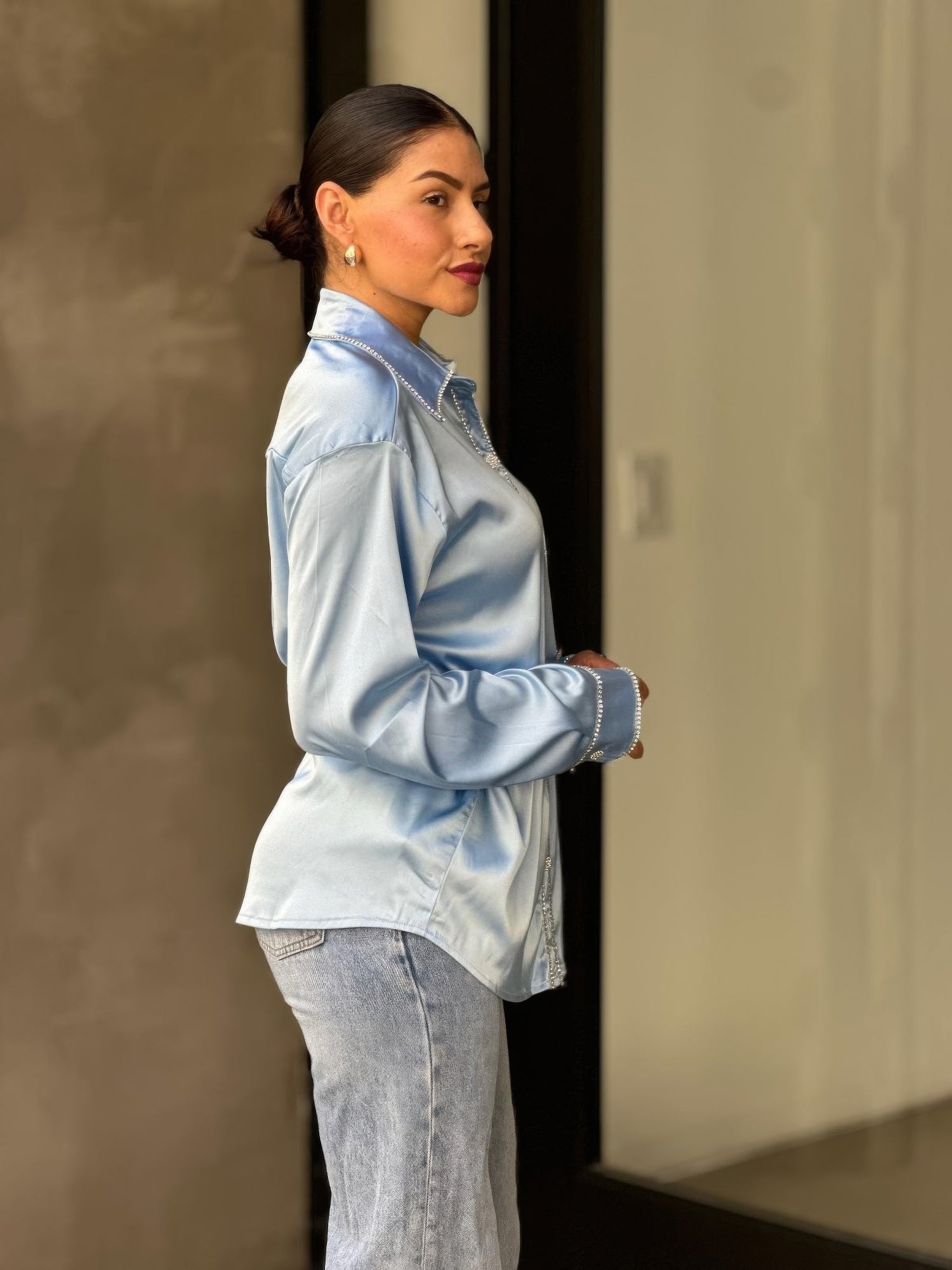 Chemisier en satin boutonné, orné de strass.