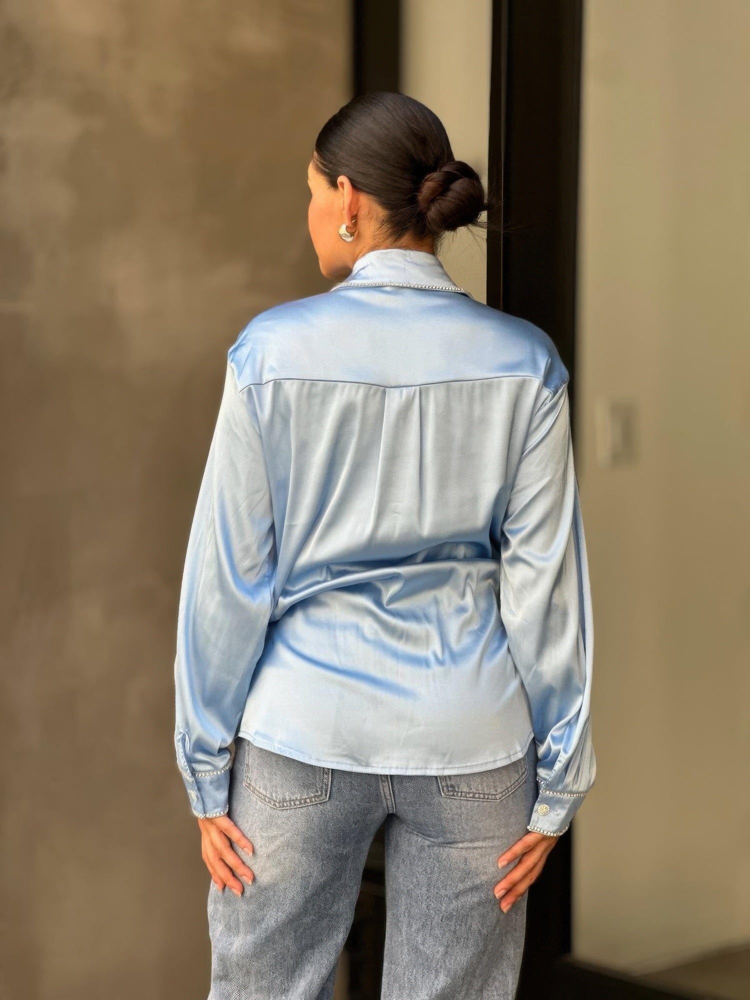 Chemisier en satin boutonné, orné de strass.
