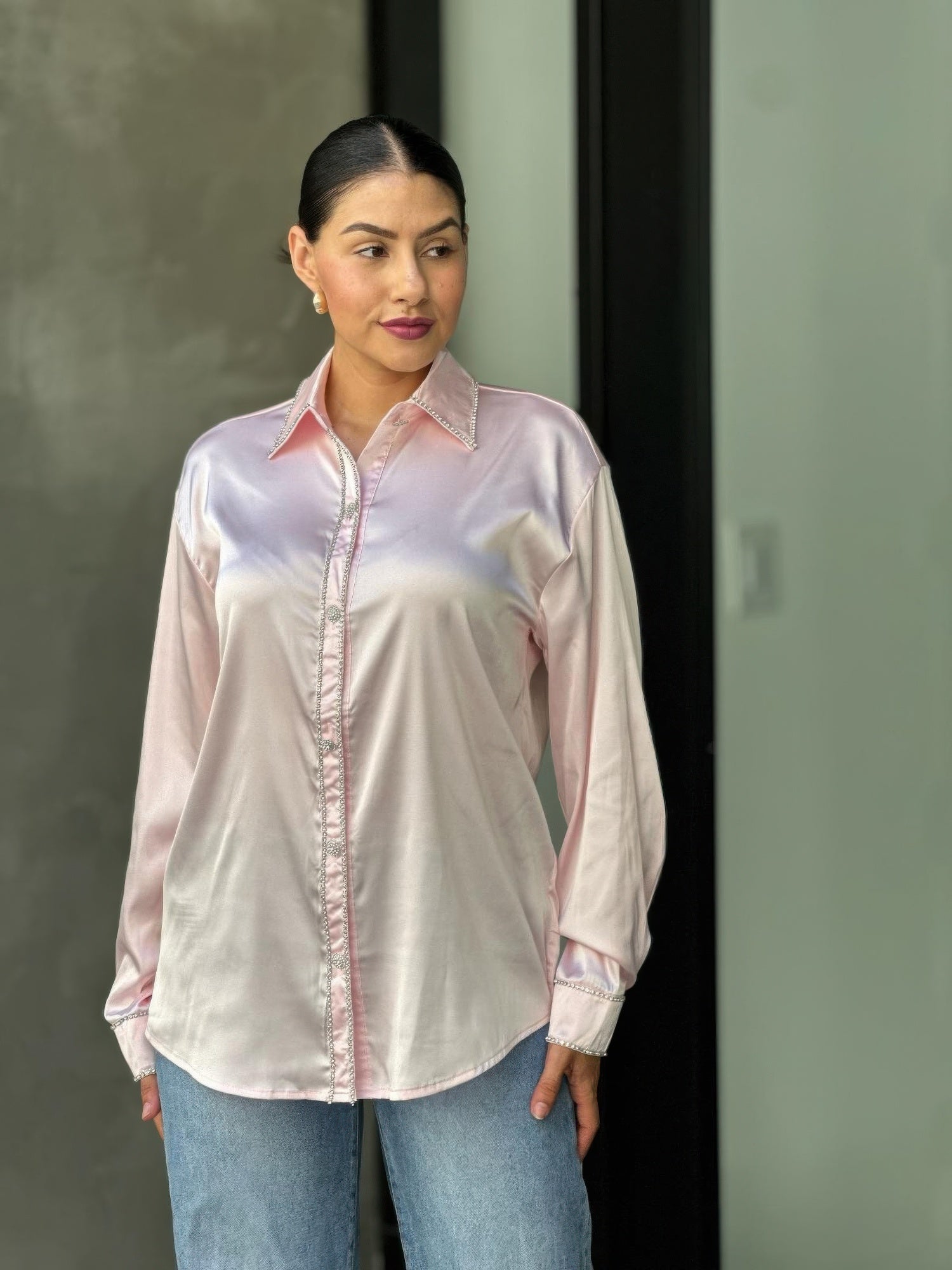Chemisier en satin boutonné, orné de strass et de diamants