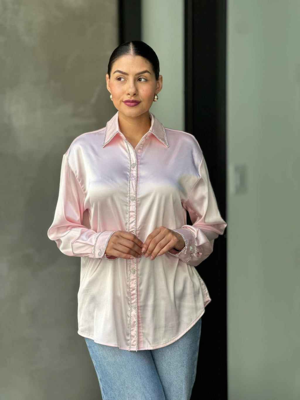 Chemisier en satin boutonné, orné de strass et de diamants