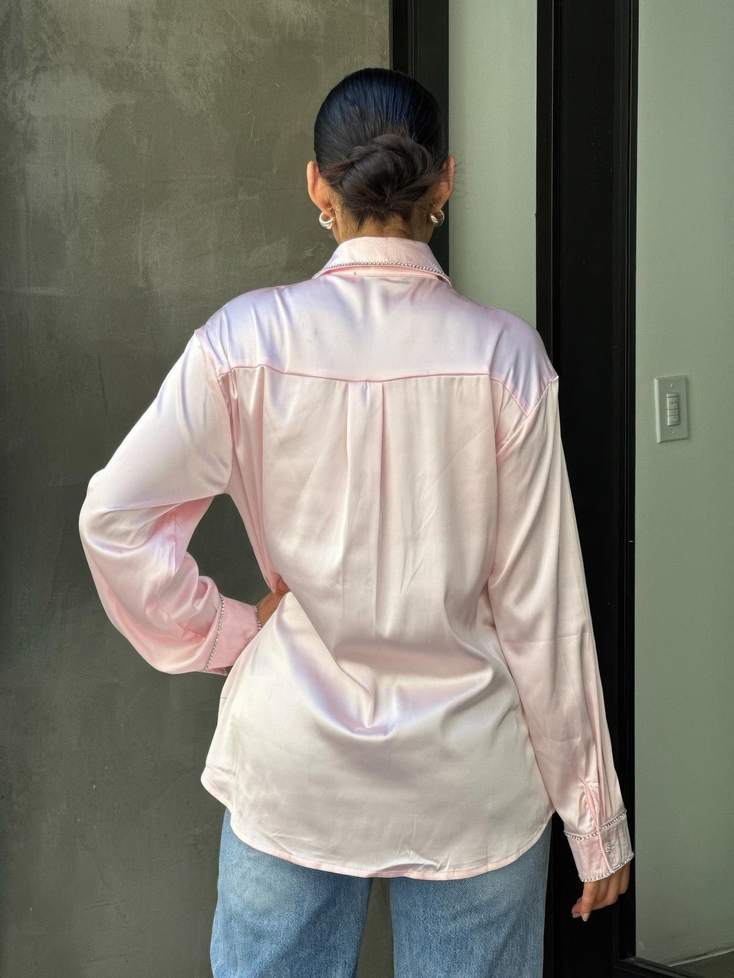 Chemisier en satin boutonné, orné de strass et de diamants