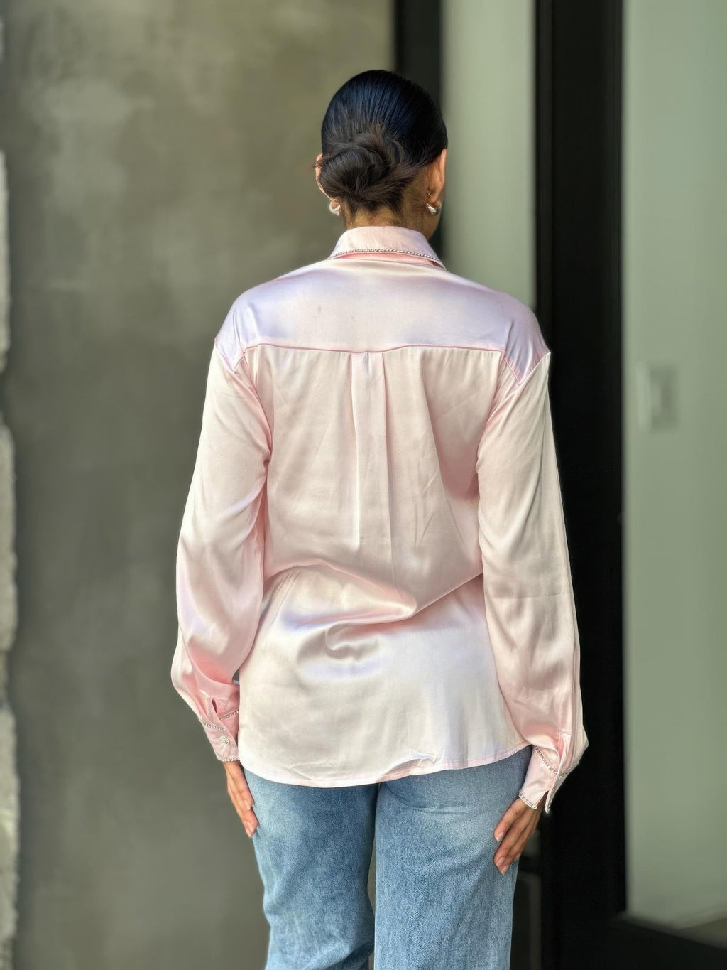 Chemisier en satin boutonné, orné de strass et de diamants
