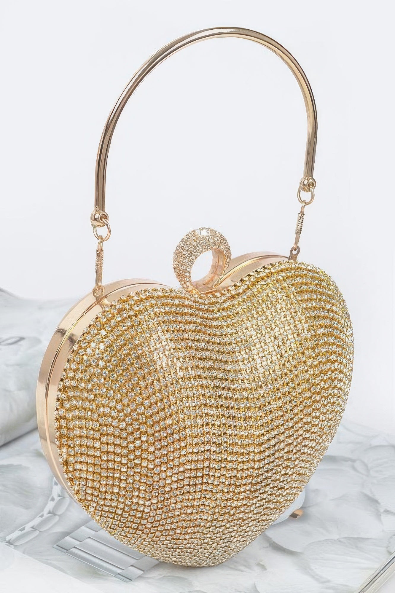 Pochette de soirée en forme de cœur ornée de strass