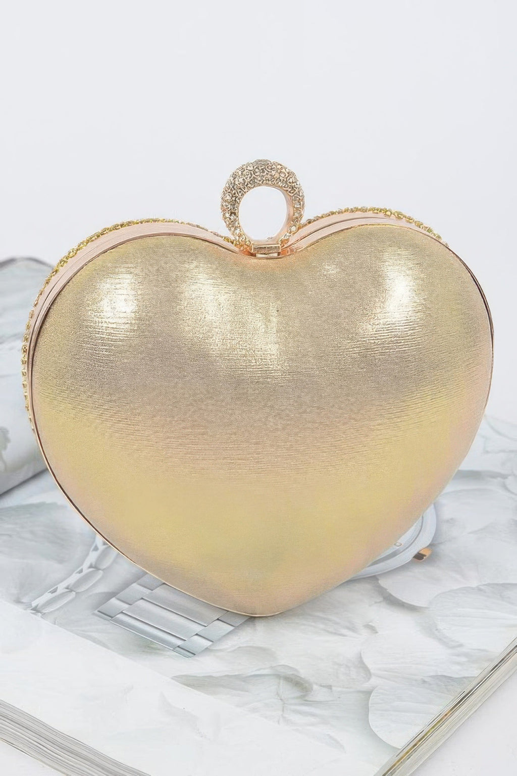 Pochette de soirée en forme de cœur ornée de strass