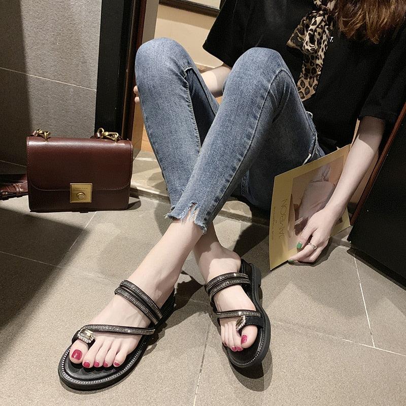 Sandales pour femme avec strass, tongs d'été en cuir, sandales à cristaux, sandales décontractées plates pour femme avec strass et cristaux, pantoufles confortables de plage, tongs