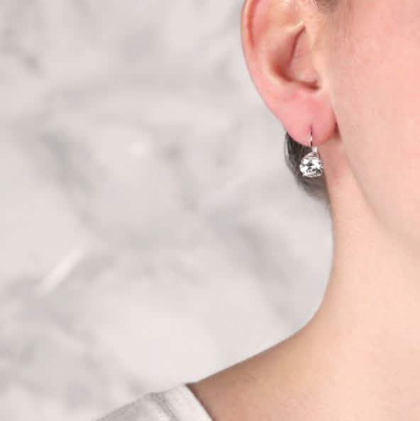Boucles d'oreilles dormeuses avec pierres précieuses taille ronde