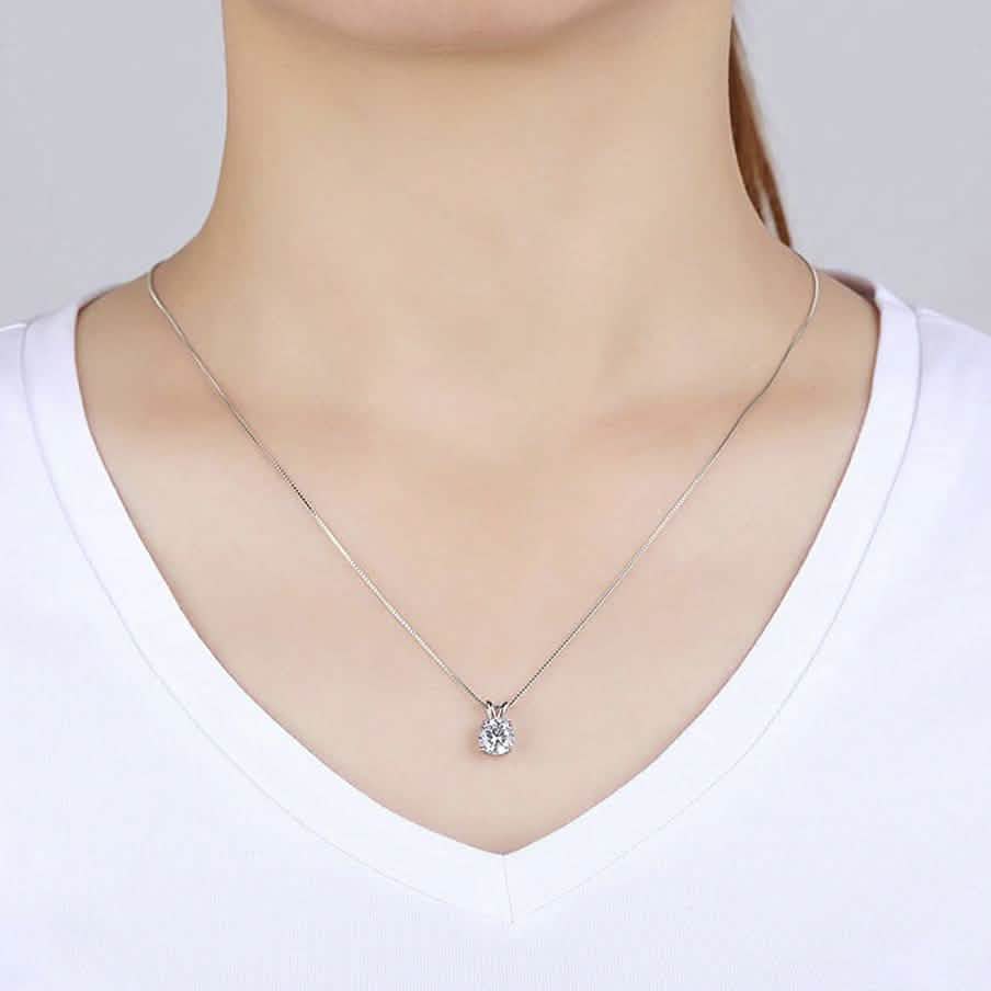 Collier avec pendentif solitaire cristal taille ronde
