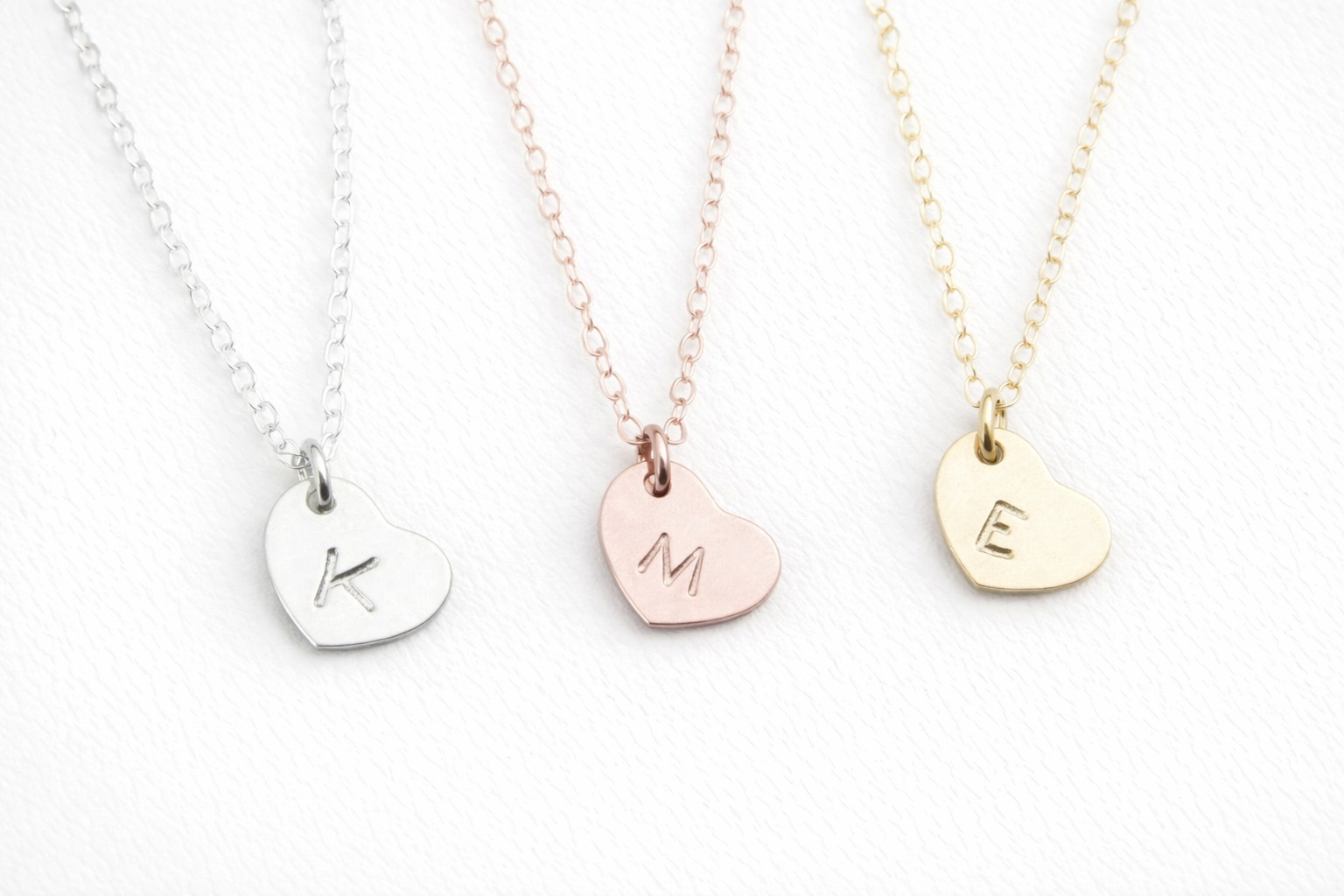 Collier minuscule avec initiale de cœur – Argent sterling ou plaqué or personnalisé