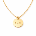 Breloque « Run » estampillée à la main – Pendentif disque en or rempli 14 carats – Bijoux de fitness pour coureurs