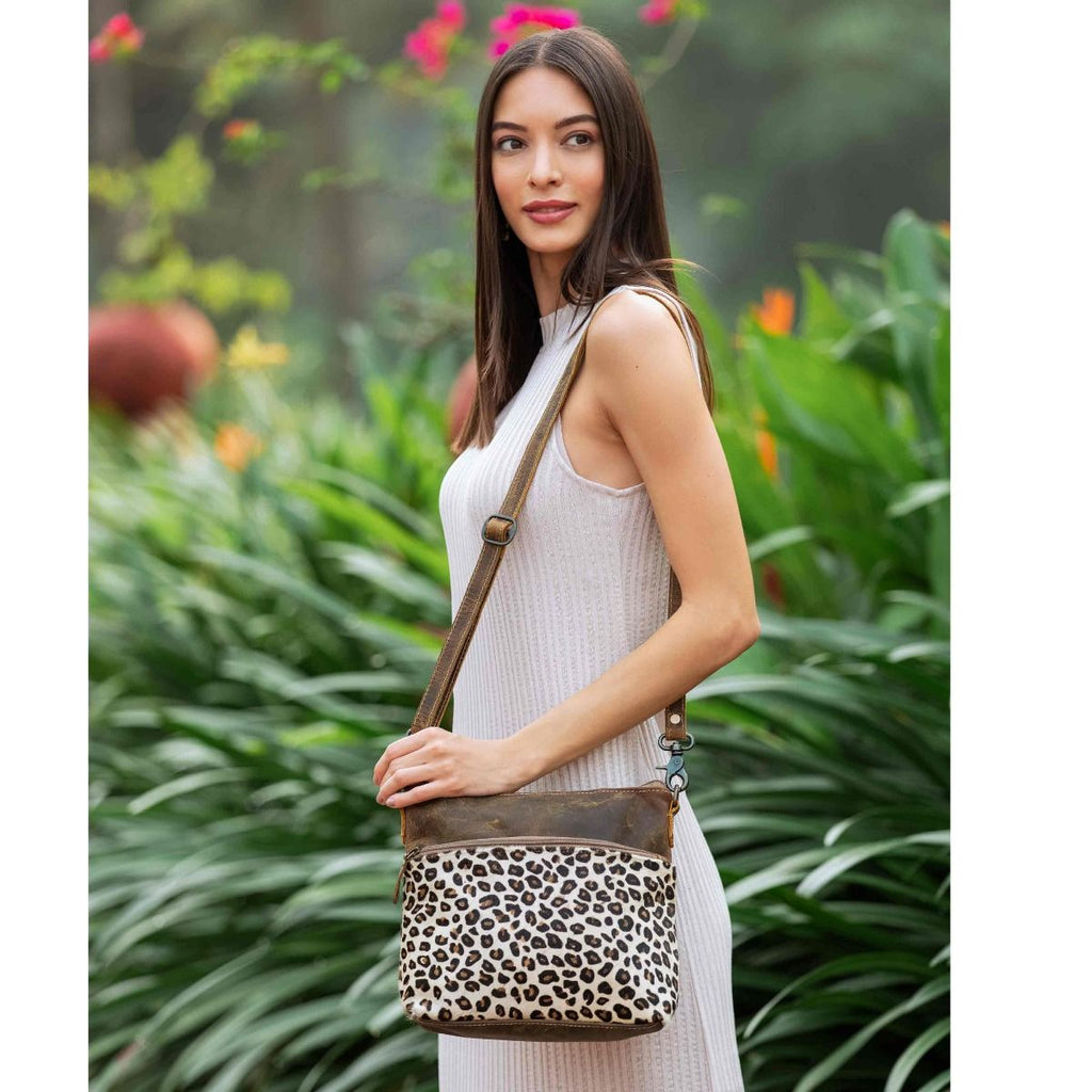 Sac bandoulière en cuir façon poulain Myra Feline, finition daim, devant imprimé léopard, bandoulière réglable pour un chic au quotidien