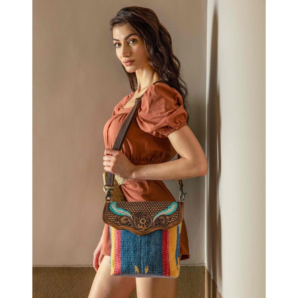 SAC EN CUIR REPOUSSÉ PLUME BLEUE