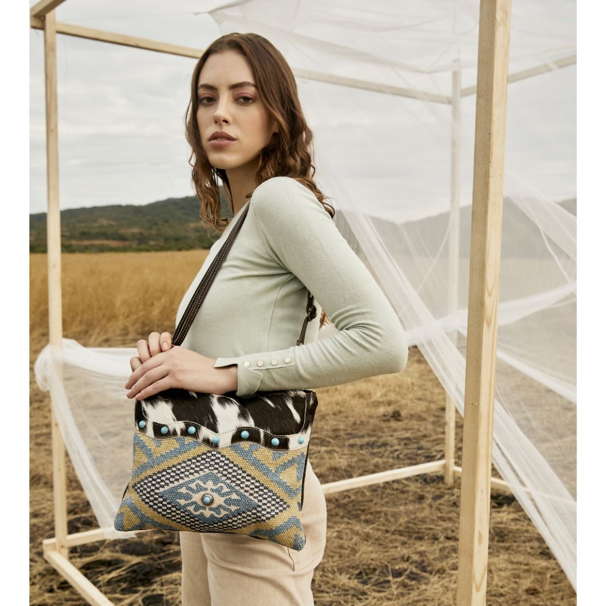 Sac bandoulière Myra Tufts tissé en poil de vachette – Imprimé géométrique tribal avec sangle en cuir et détails cloutés