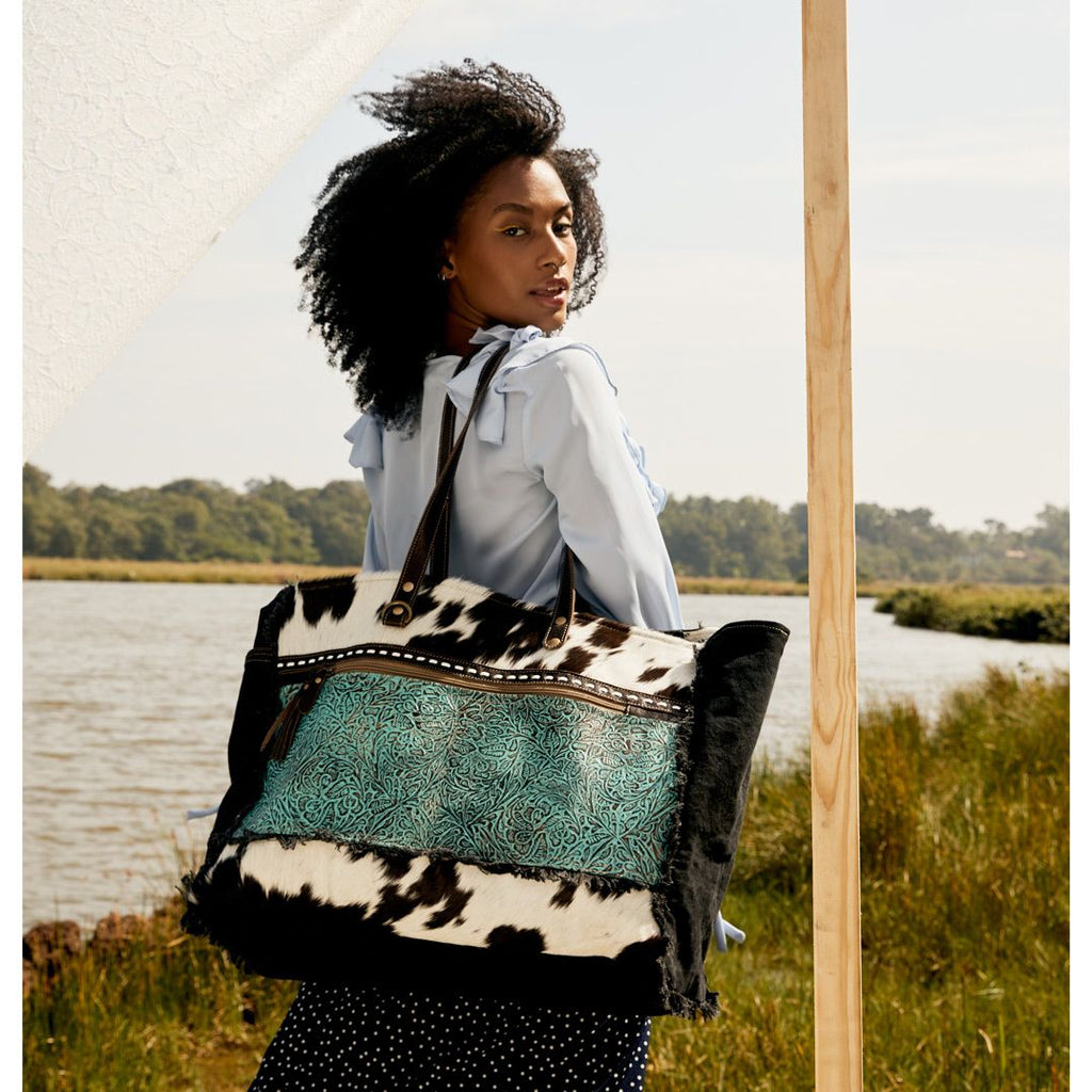 Sac fourre-tout en cuir Myra Sea Grass Hair-On - Sac spacieux en cuir de vachette avec poche avant embossée pour l'élégance au quotidien