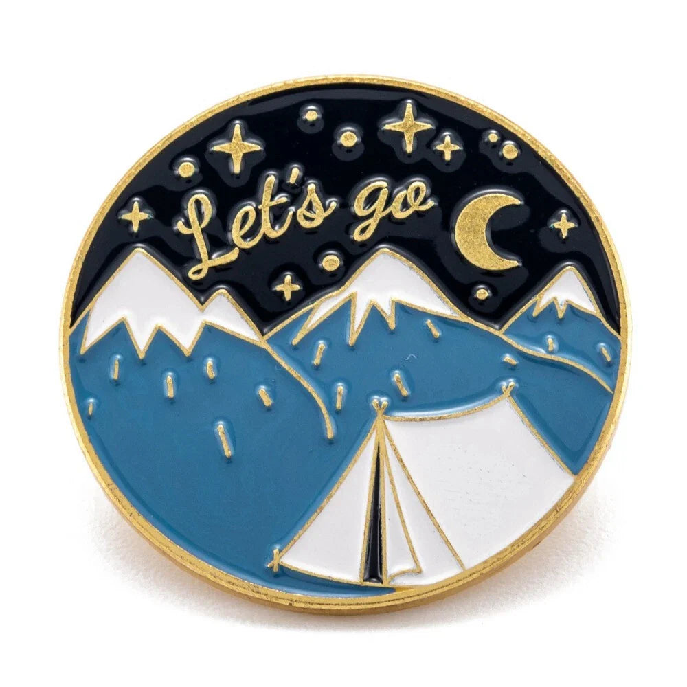 Pin en émail "Let’s Go Camping" – Pin Aventure Nocturne en Montagne