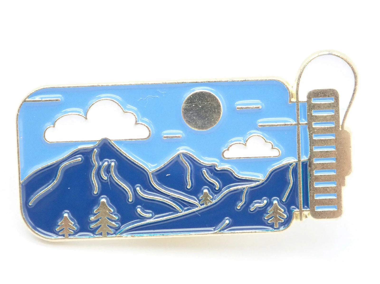 Épingle émaillée Bouteille d'eau Montagne – Épingle Aventure en Plein Air Soleil & Nuages
