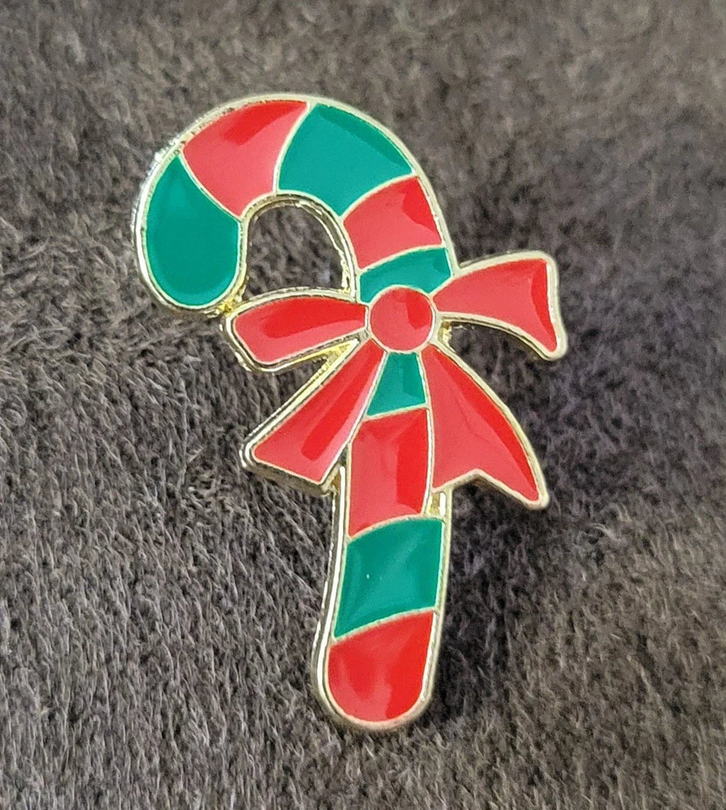 Pin Émail Canne à Sucre – Accessoire de Noël du Père Noël