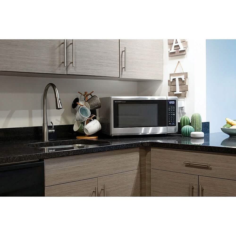 Four à micro-ondes de comptoir Sharp de 1,4 pi³ avec commandes compatibles Alexa