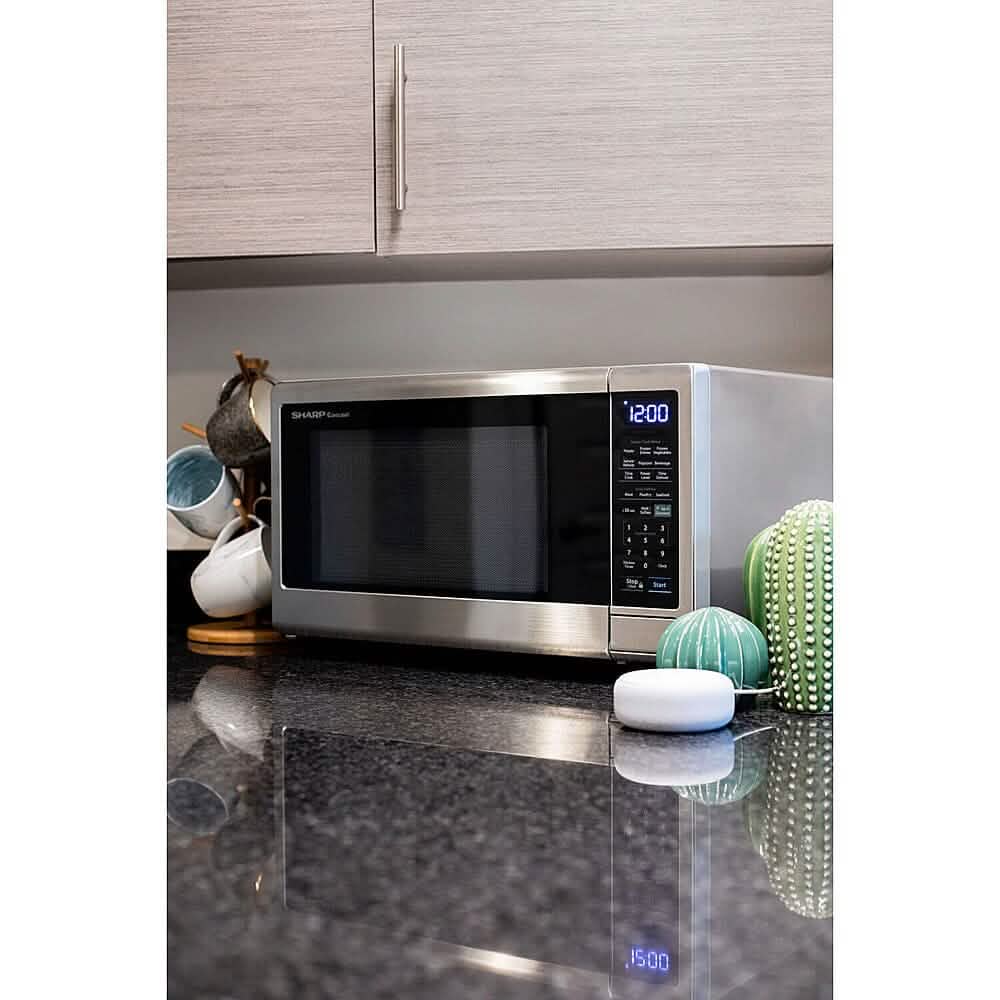 Four à micro-ondes de comptoir Sharp de 1,4 pi³ avec commandes compatibles Alexa