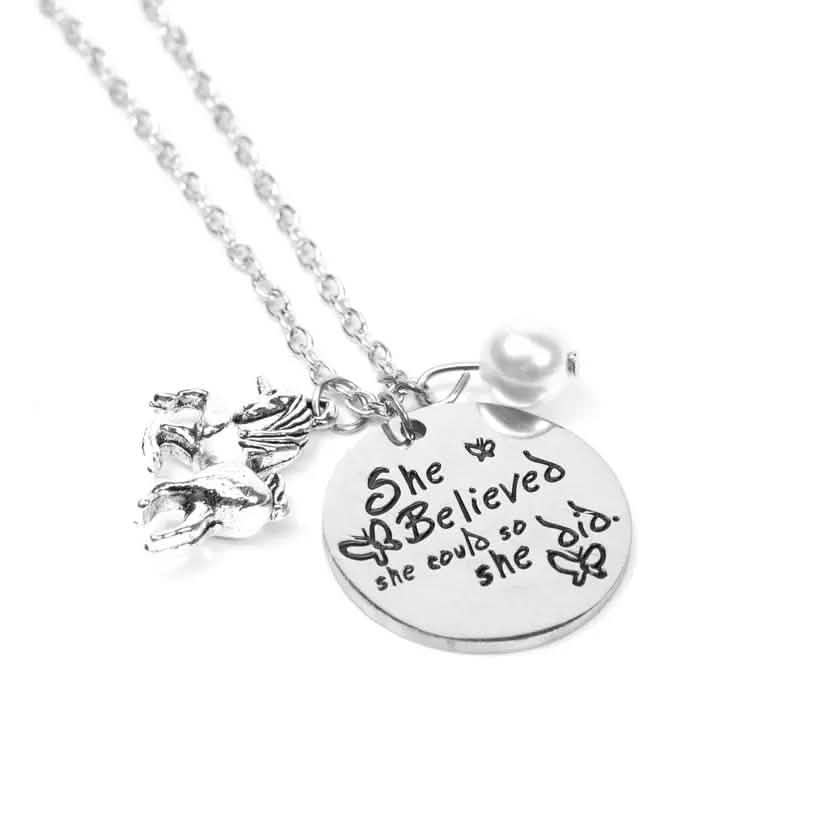 Collier pendentif d'inspiration « She Believed She Could So She Did »
