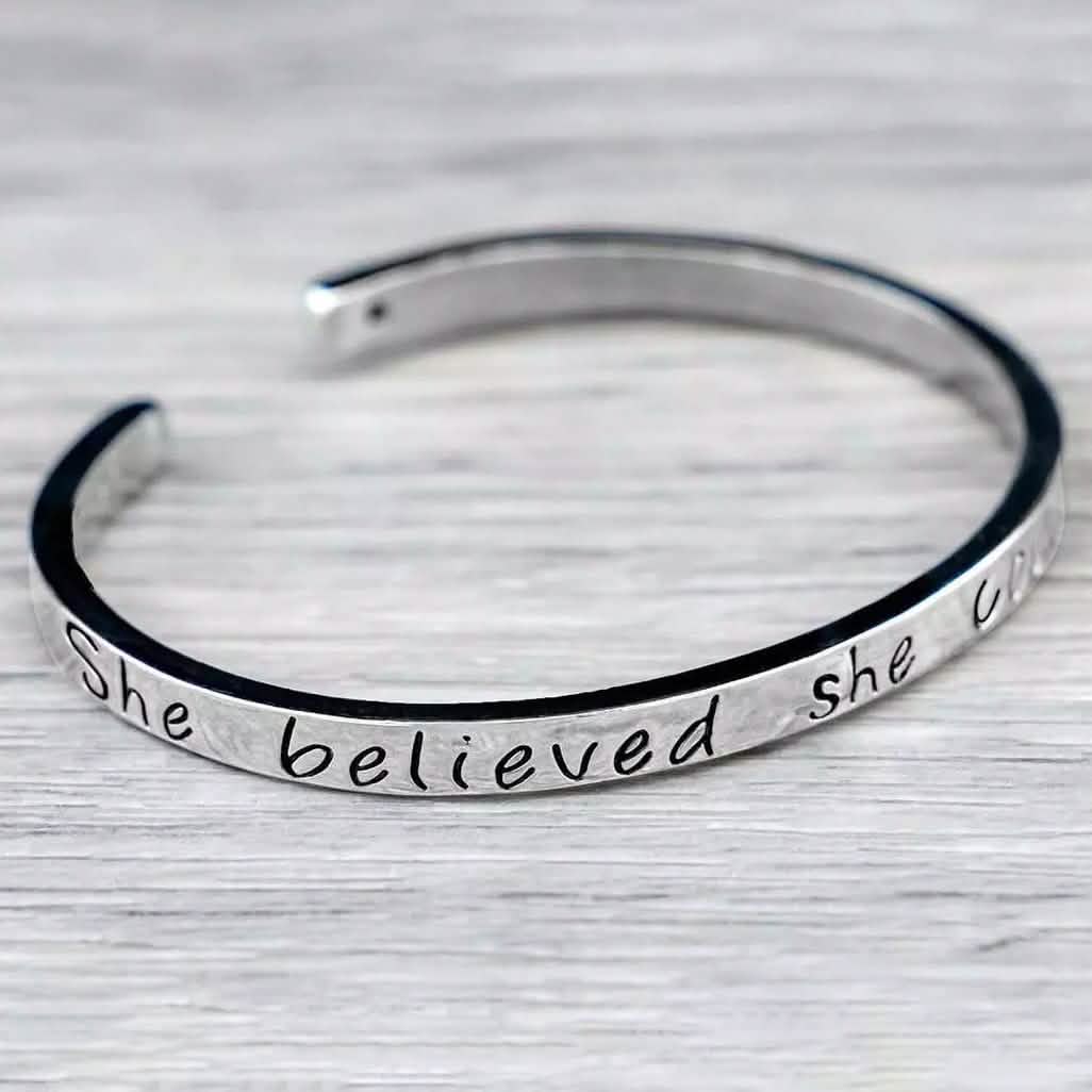 "Elle a cru qu'elle le pouvait, alors elle l'a fait" Bracelet Jonc Citation Motivationnelle