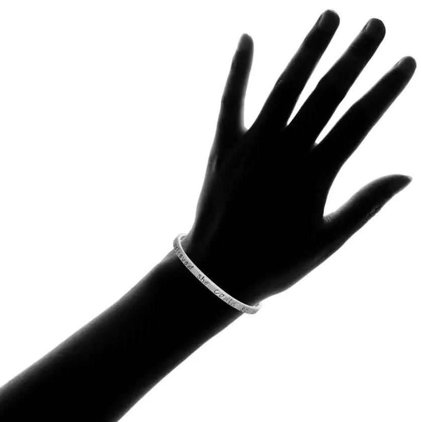 "Elle a cru qu'elle le pouvait, alors elle l'a fait" Bracelet Jonc Citation Motivationnelle