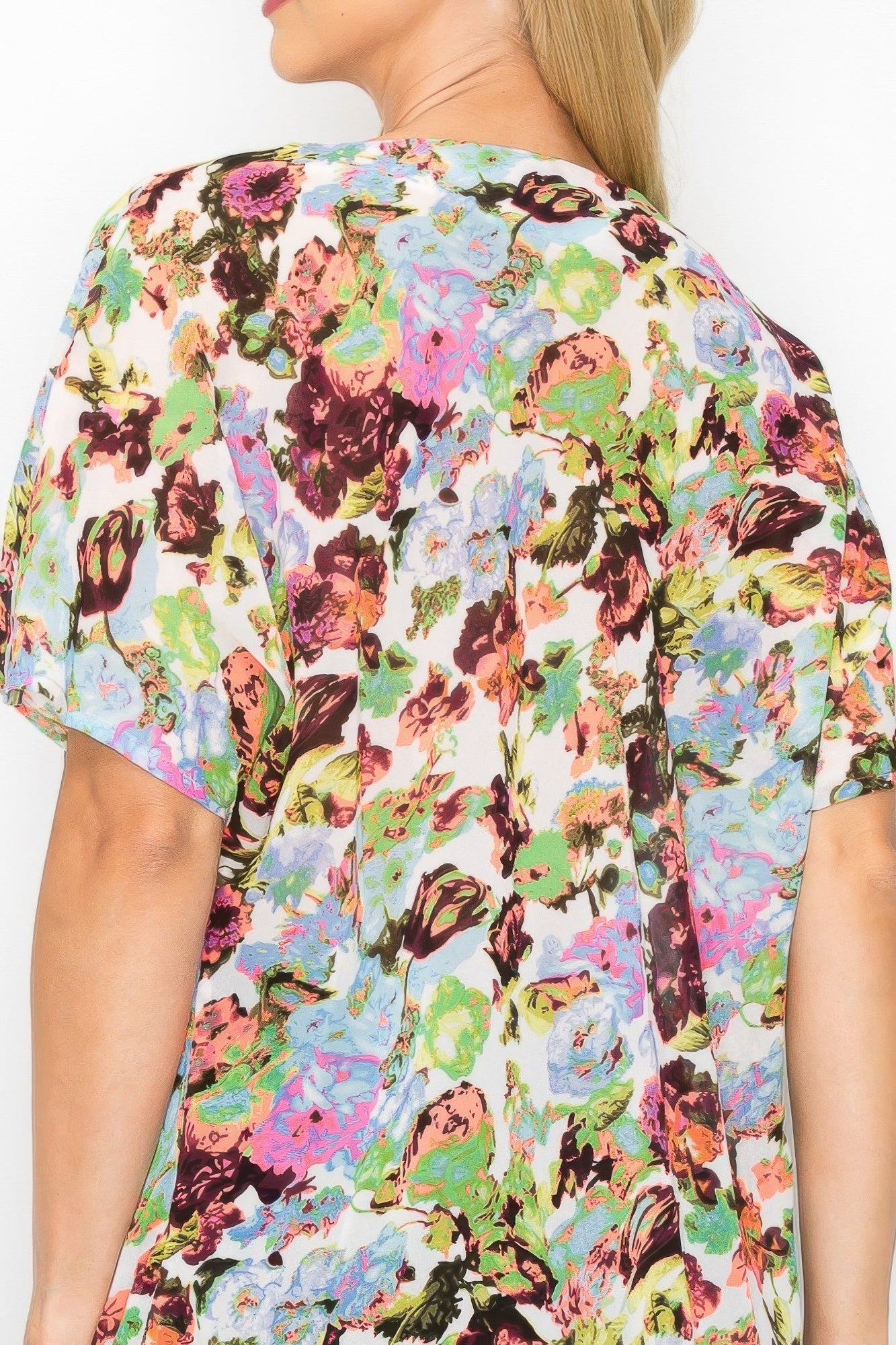 Haut fluide décontracté à col bénitier et imprimé floral fluo style "Whimsgoth"