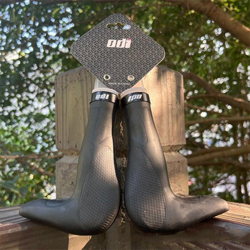 Poignées de vélo en silicone Poignées de VTT souples Guidon Anneau de blocage en alliage d'aluminium Poignées de vélo Poignées de guidon ergonomiques Confortables Douces Légères Poignées de guidon verrouillables pour VTT Cyclisme