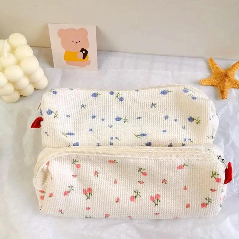 Trousse à Crayons Simple Petites Fleurs Blanches Style Frais Étudiants Trousse à Crayons Unique Maquillage Léger Trousse Cosmétique Pochette