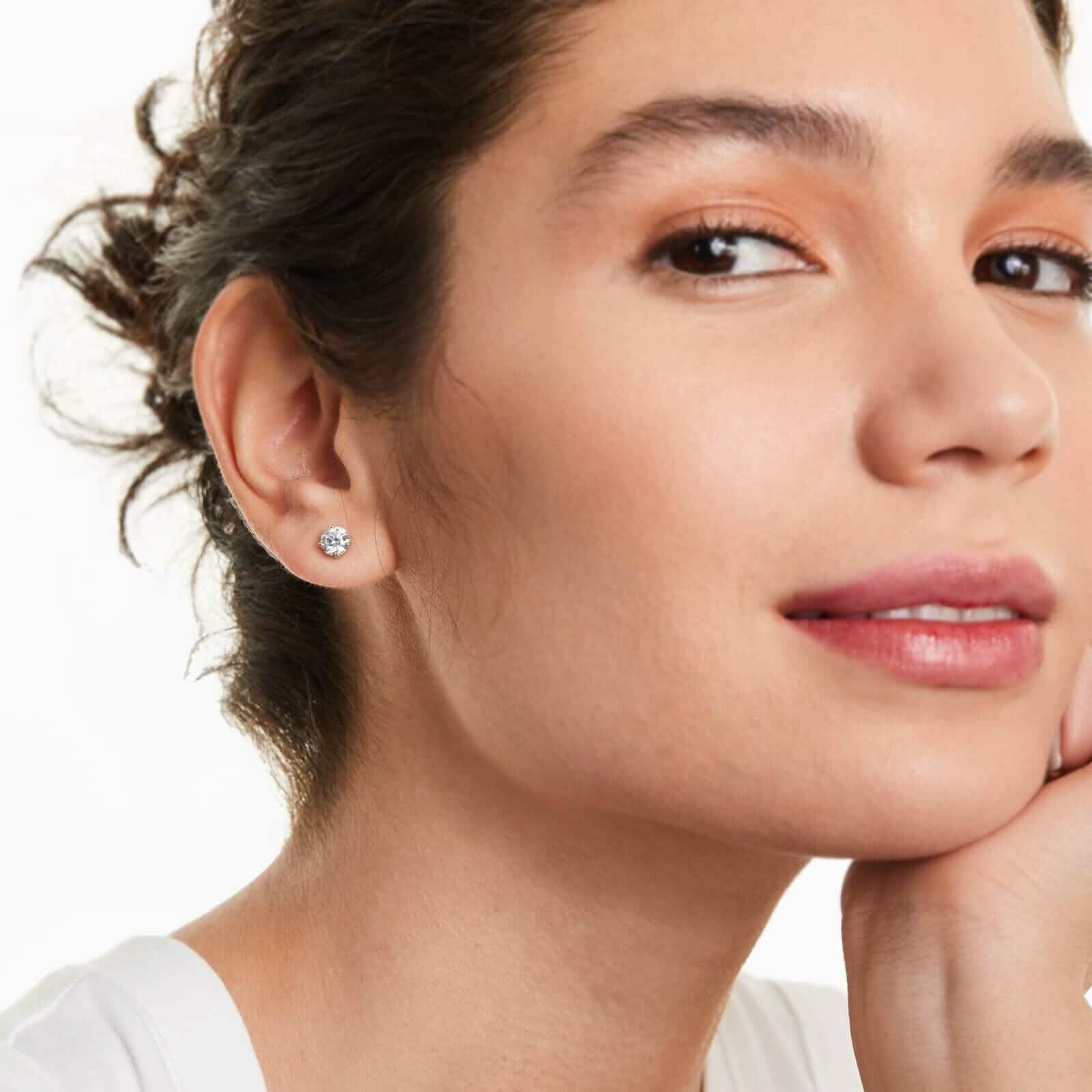 Puce d'oreille individuelle en véritable diamant de 0,40 carat, en or massif 14 carats. Wow.