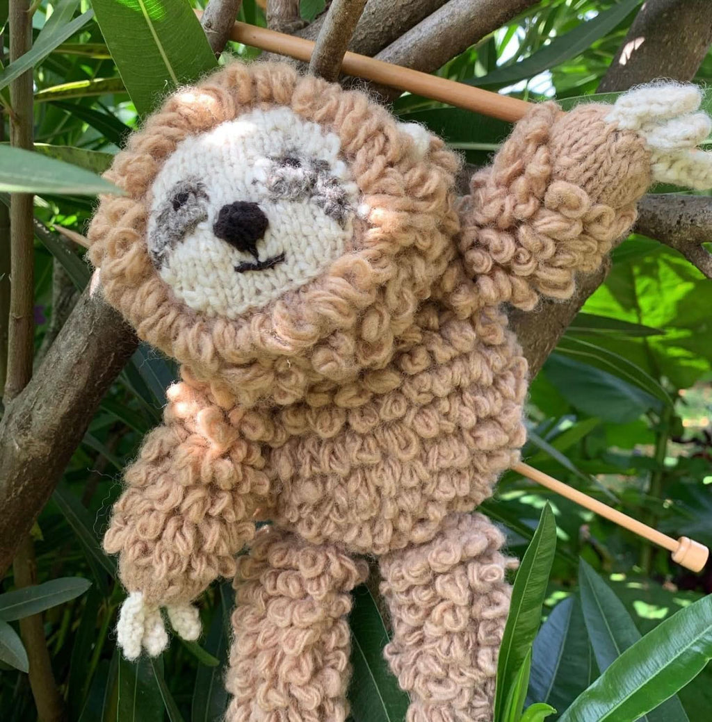 Peluche tricotée en laine | Sam le paresseux