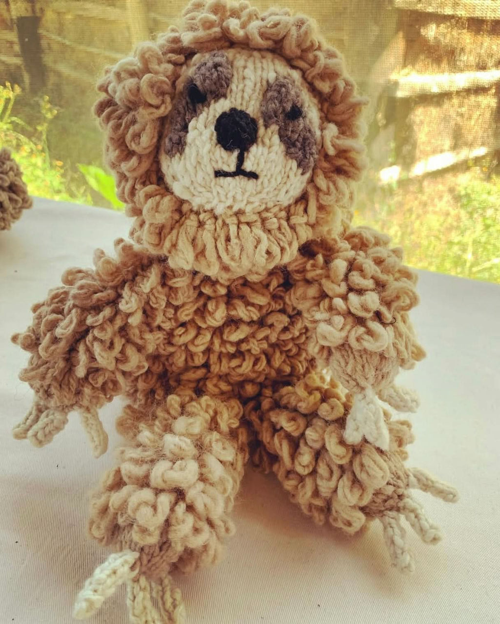 Peluche tricotée en laine | Sam le paresseux