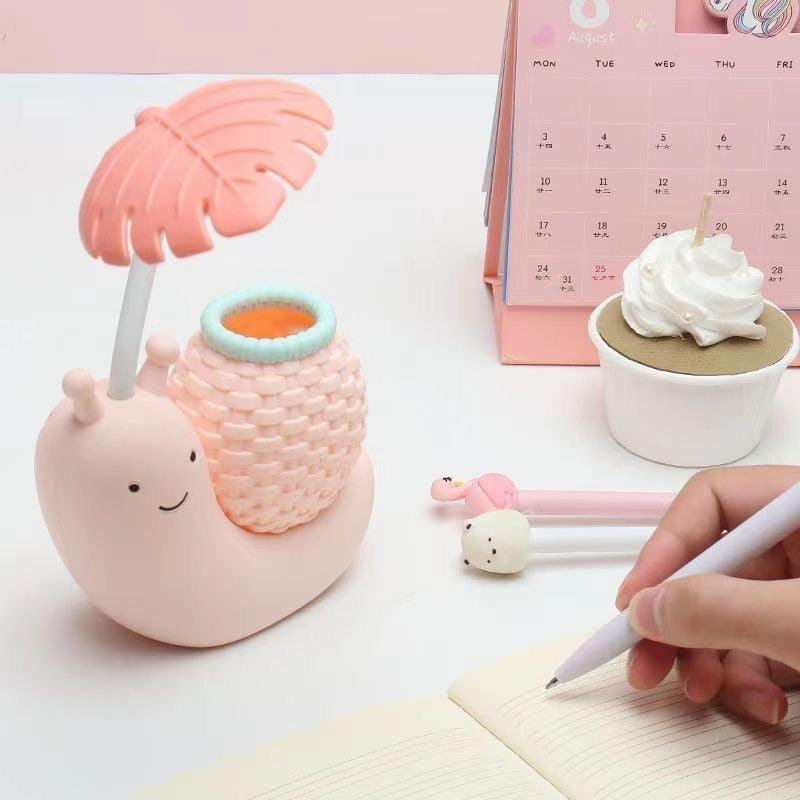 Lampe de table à LED Snail, jolie lampe de bureau avec porte-stylo, veilleuse de lecture pour enfants, chambre à coucher, dortoir universitaire, protection des yeux, organisateur réglable, jolies lampes d'étude pour la décoration de chambre.
