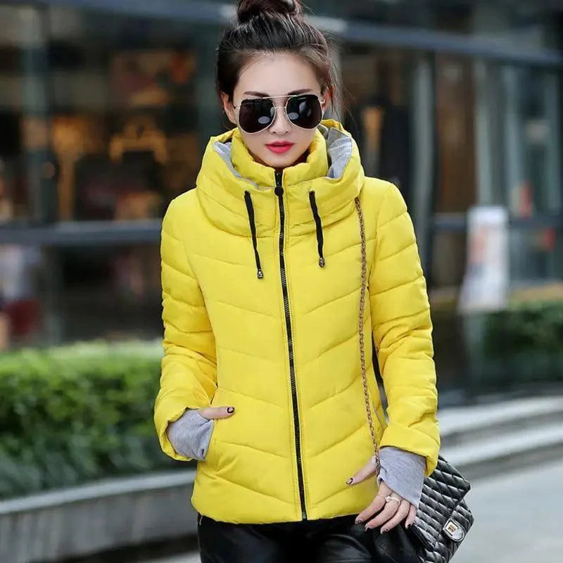 Veste d'hiver douce et confortable pour femme, courte, épaisse, coupe-vent, avec capuche, fermeture éclair, en coton matelassé, coupe ajustée, couleur unie, hauts basiques.
