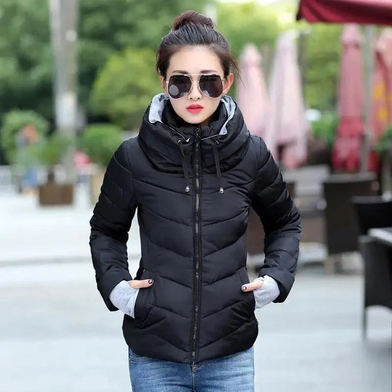 Veste d'hiver douce et confortable pour femme, courte, épaisse, coupe-vent, avec capuche, fermeture éclair, en coton matelassé, coupe ajustée, couleur unie, hauts basiques.