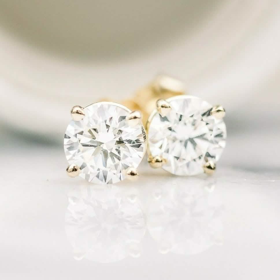 Puces d'oreilles solitaires en or jaune 14 carats avec zircone cubique ronde