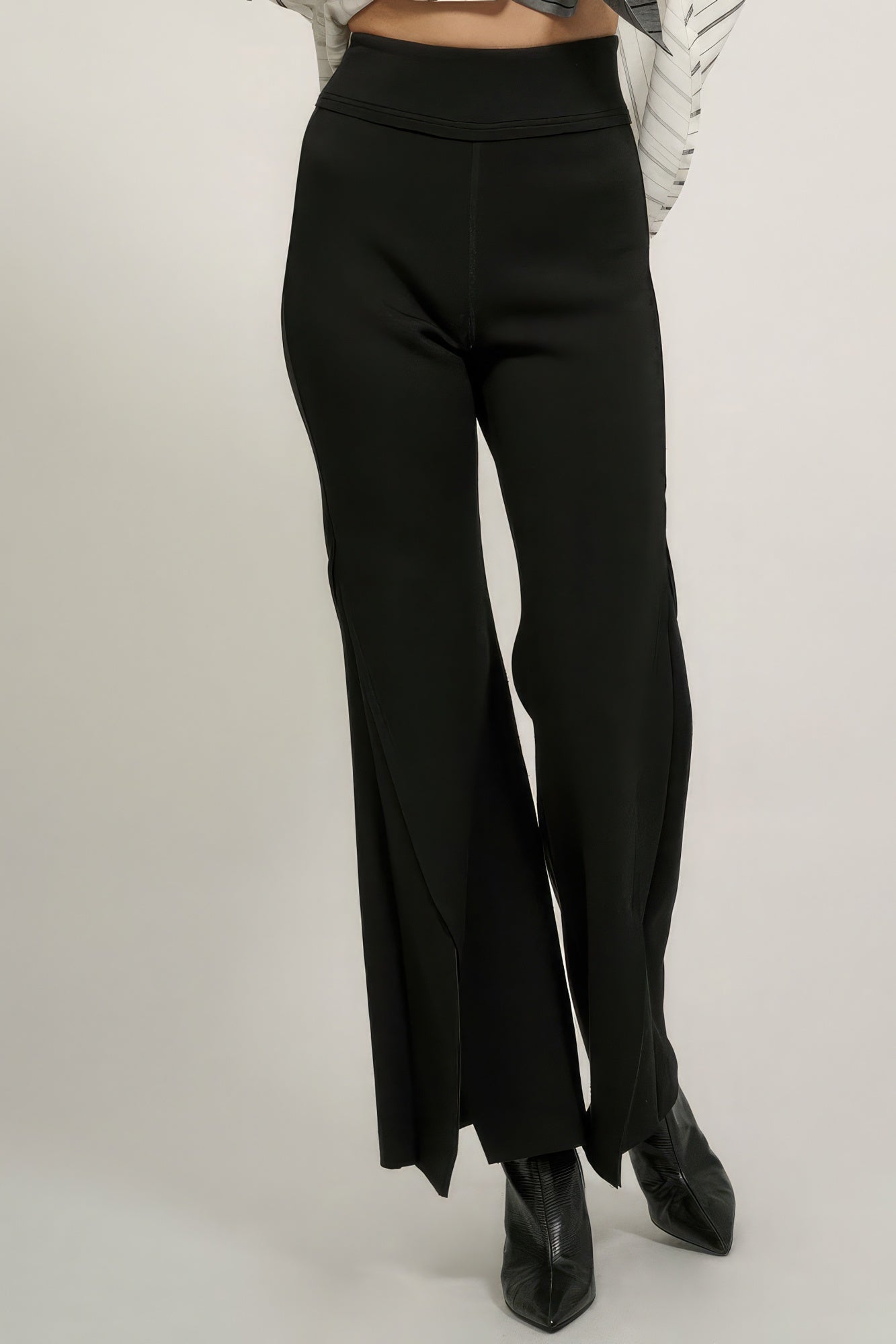 Pantalon coupe évasée à bords francs et coutures apparentes