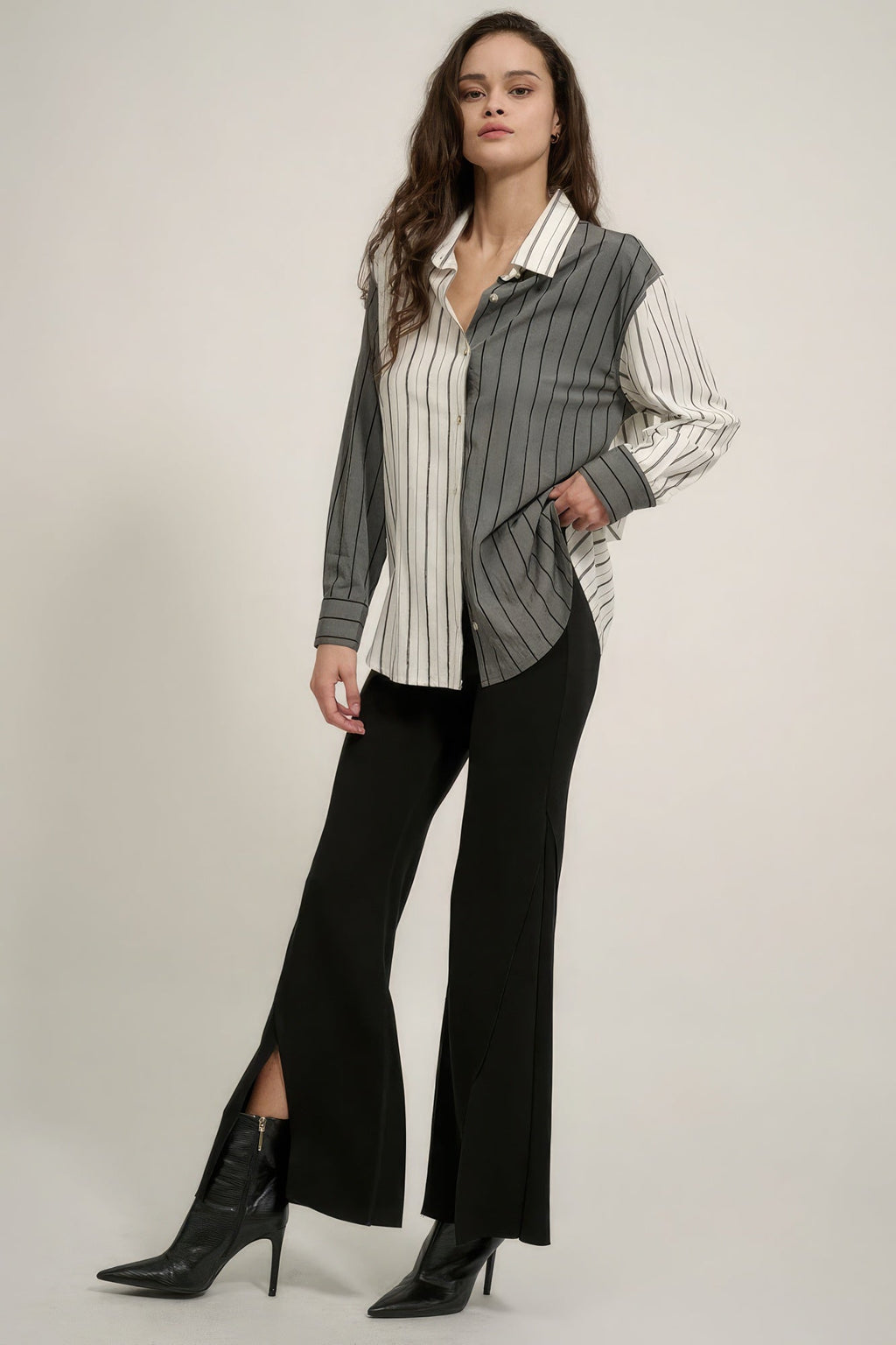 Pantalon coupe évasée à bords francs et coutures apparentes