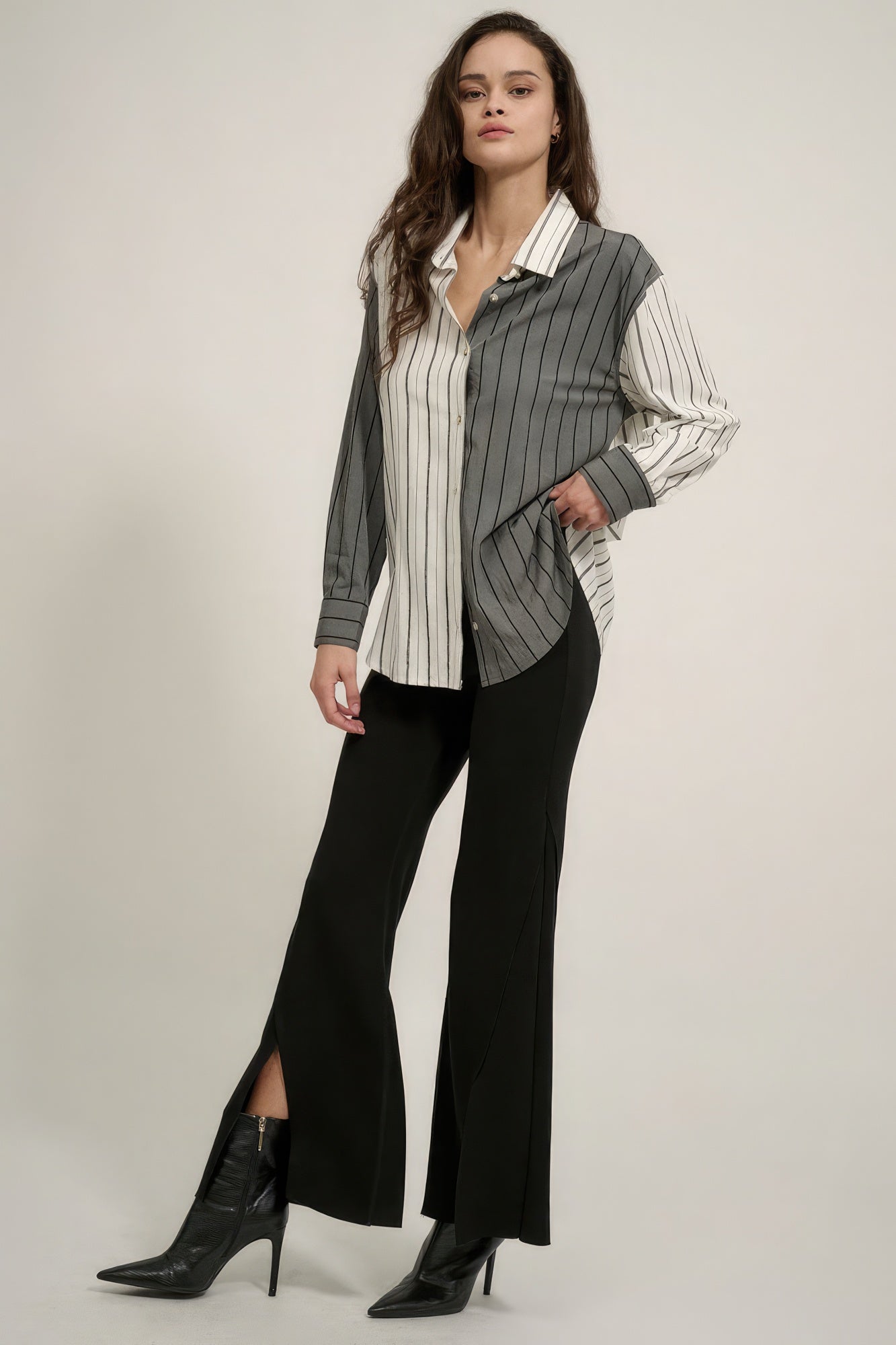 Pantalon coupe évasée à bords francs et coutures apparentes