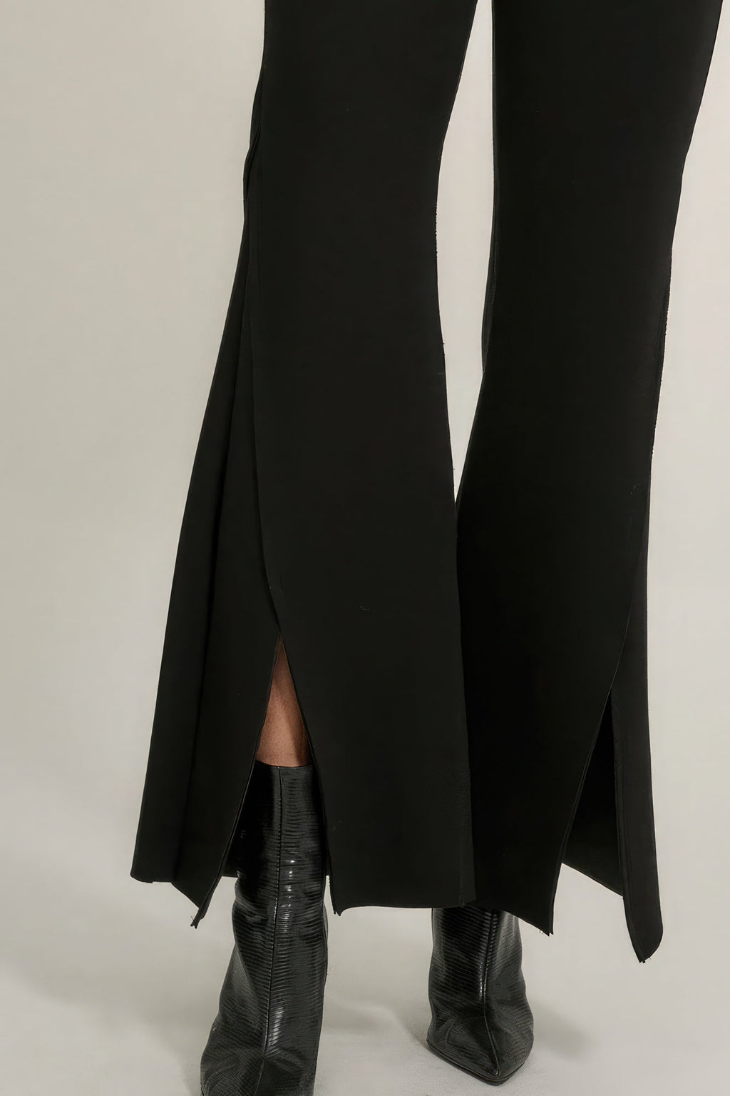 Pantalon coupe évasée à bords francs et coutures apparentes