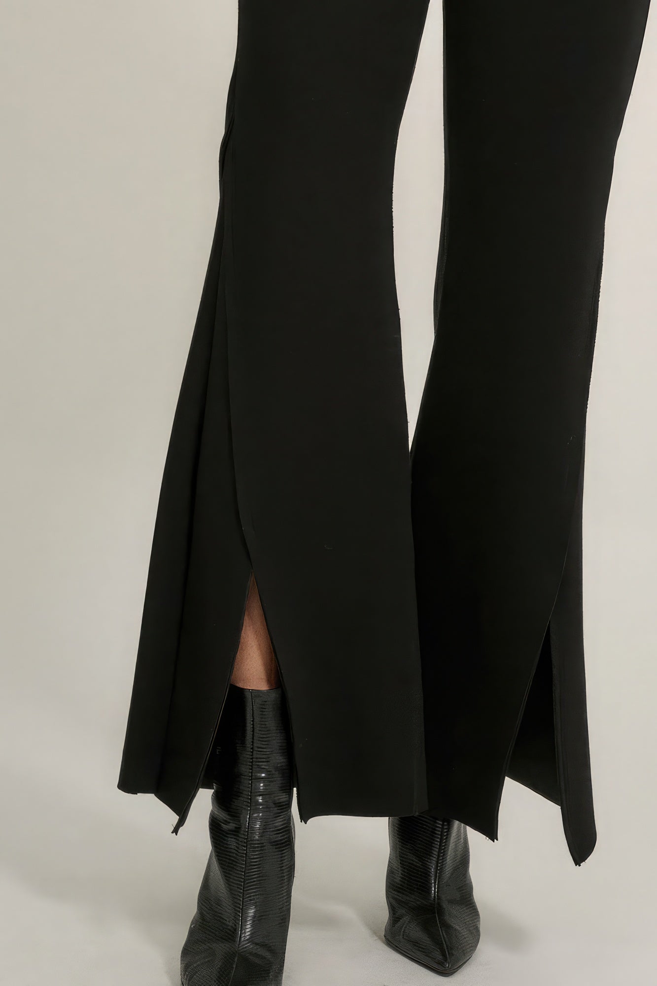 Pantalon coupe évasée à bords francs et coutures apparentes
