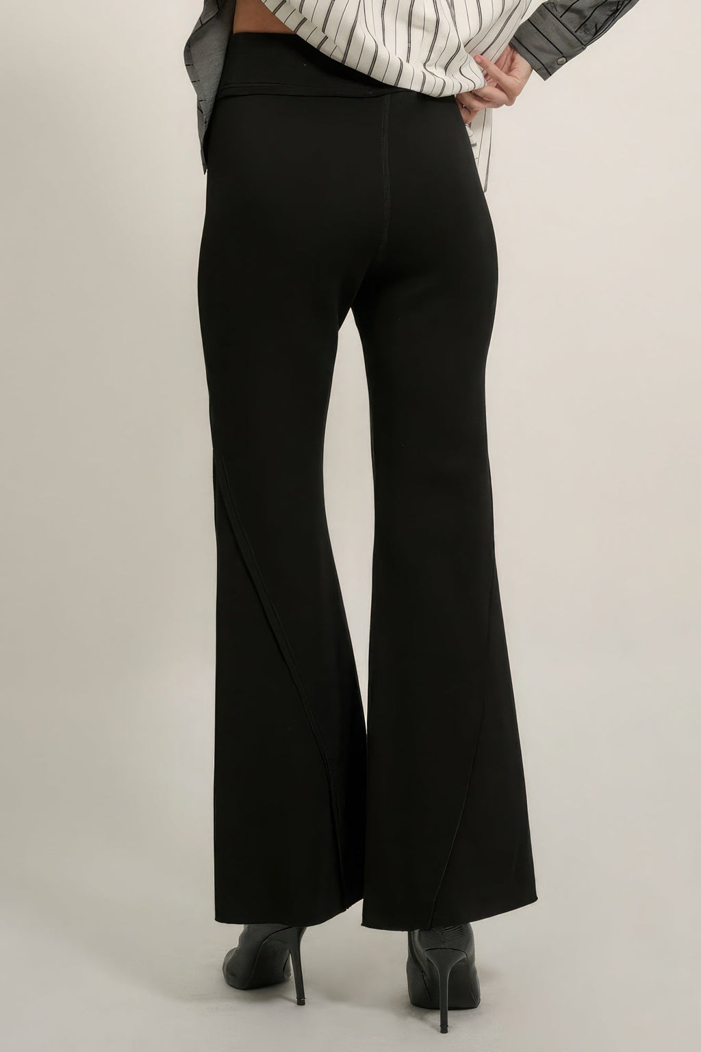 Pantalon coupe évasée à bords francs et coutures apparentes
