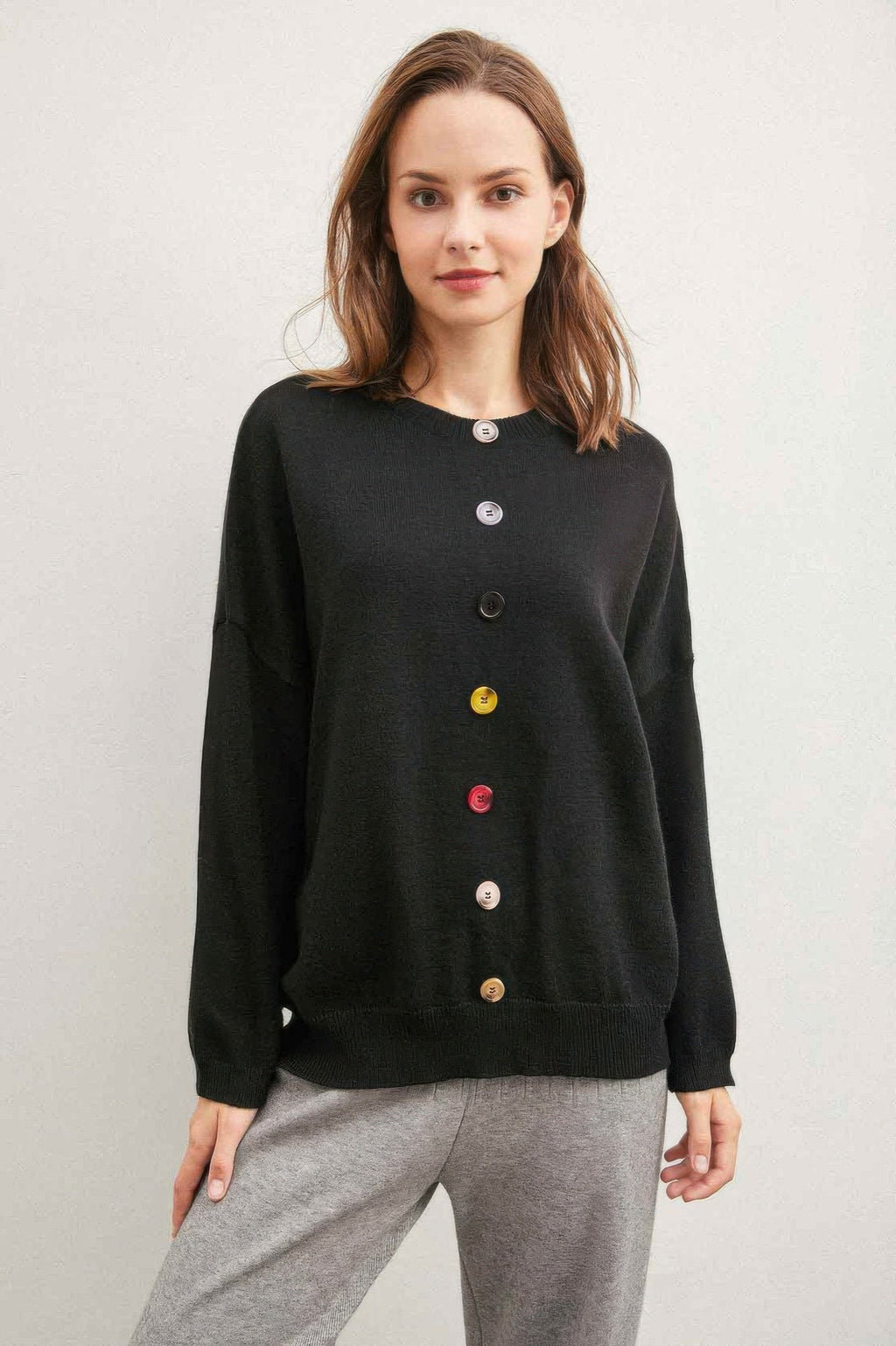 Pull uni avec boutons colorés
