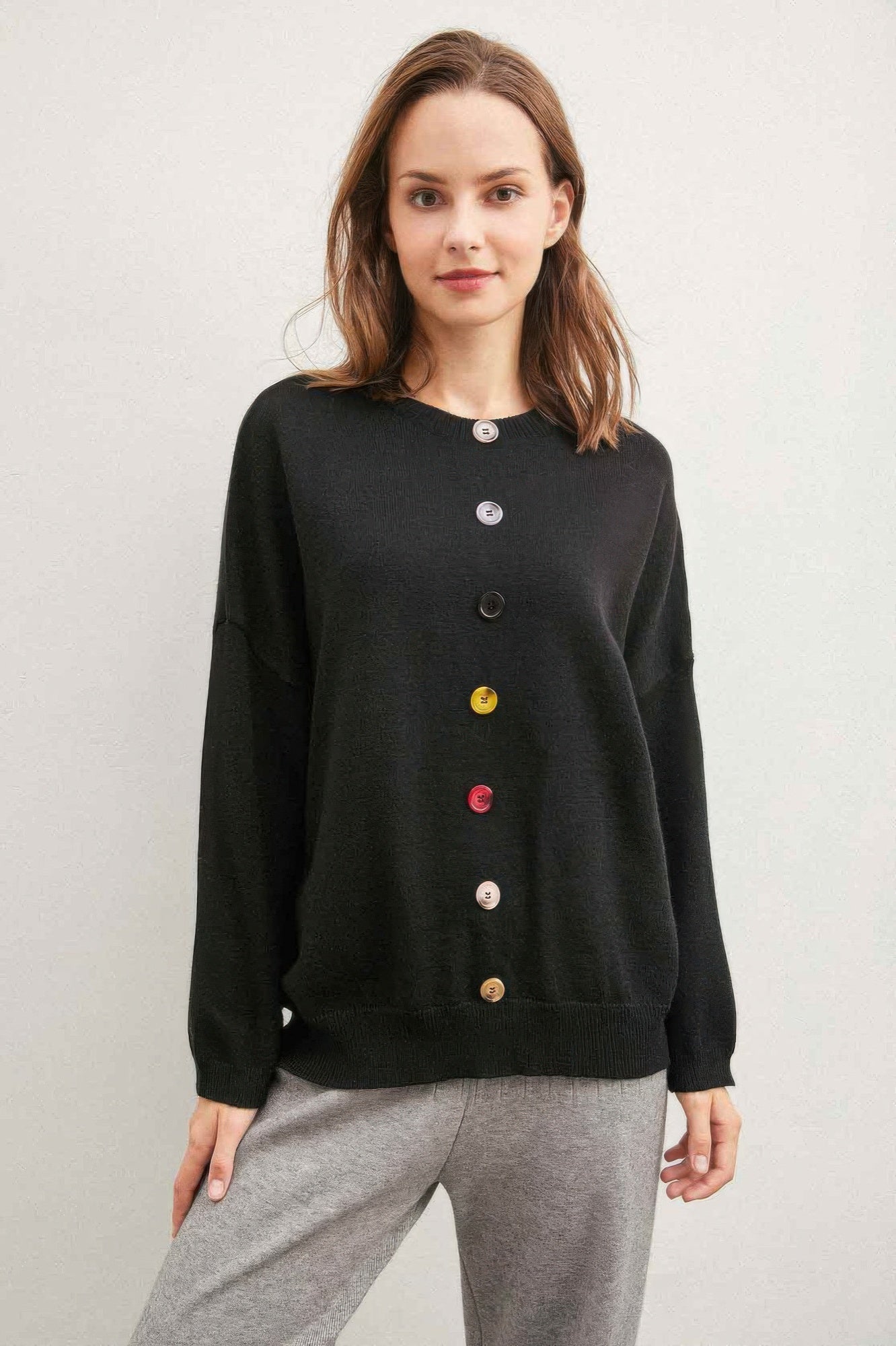 Pull uni avec boutons colorés
