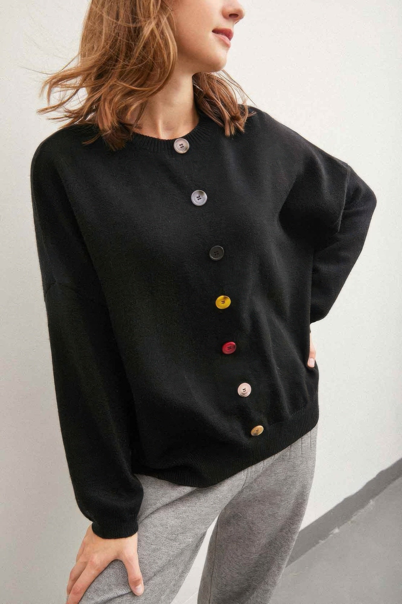 Pull uni avec boutons colorés