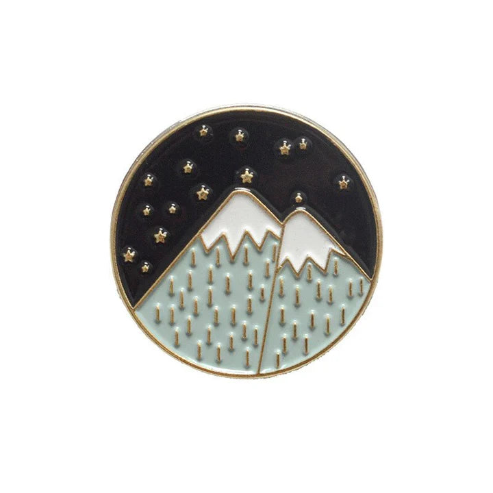 Épingle en émail Ciel nocturne Montagne enneigée – Motif Paysage étoilé